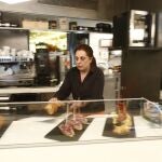 Una camarera atiende a los clientes en un establecimiento Una camarera atiende a los clientes en un establecimiento