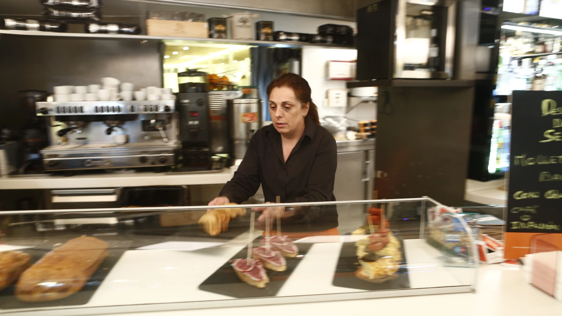 (Foto de ARCHIVO) trabajador, trabajando, camarero, bar, autónomo, consumo, tapas, cafetería, precios, IPC, empleo, paro, parados, hostelería, chorizo, tortilla EUROPA PRESS 19/06/2015