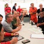 Sucesos.- Los efectivos de extinción trabajan intensamente en dos puntos calientes en el incendio de Teresa de Cofrentes