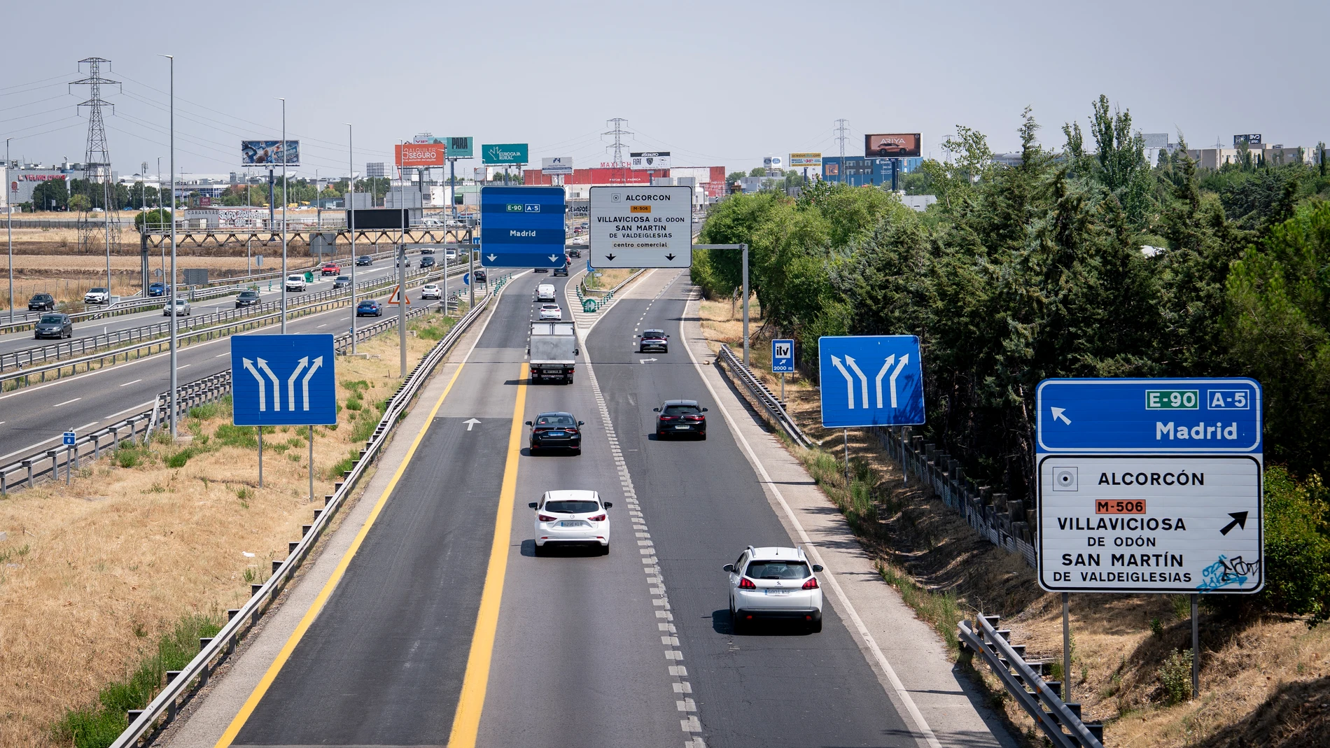 Varios vehículos en la A5 a su paso por Alcorcón, a 14 de agosto de 2025, en Alcorcón, Madrid (España). La DGT prevé 1.170.000 desplazamientos de largo recorrido en Madrid y 7,04 millones en toda España durante el puente del 15 de agosto, por lo que activa una Operación Especial del jueves 14 a las 15:00 al domingo 17 a medianoche. Coinciden viajes por cambio de quincena, salidas a zonas de costa, segundas residencias y fiestas patronales, aumentando tanto desplazamientos largos como cortos. ...