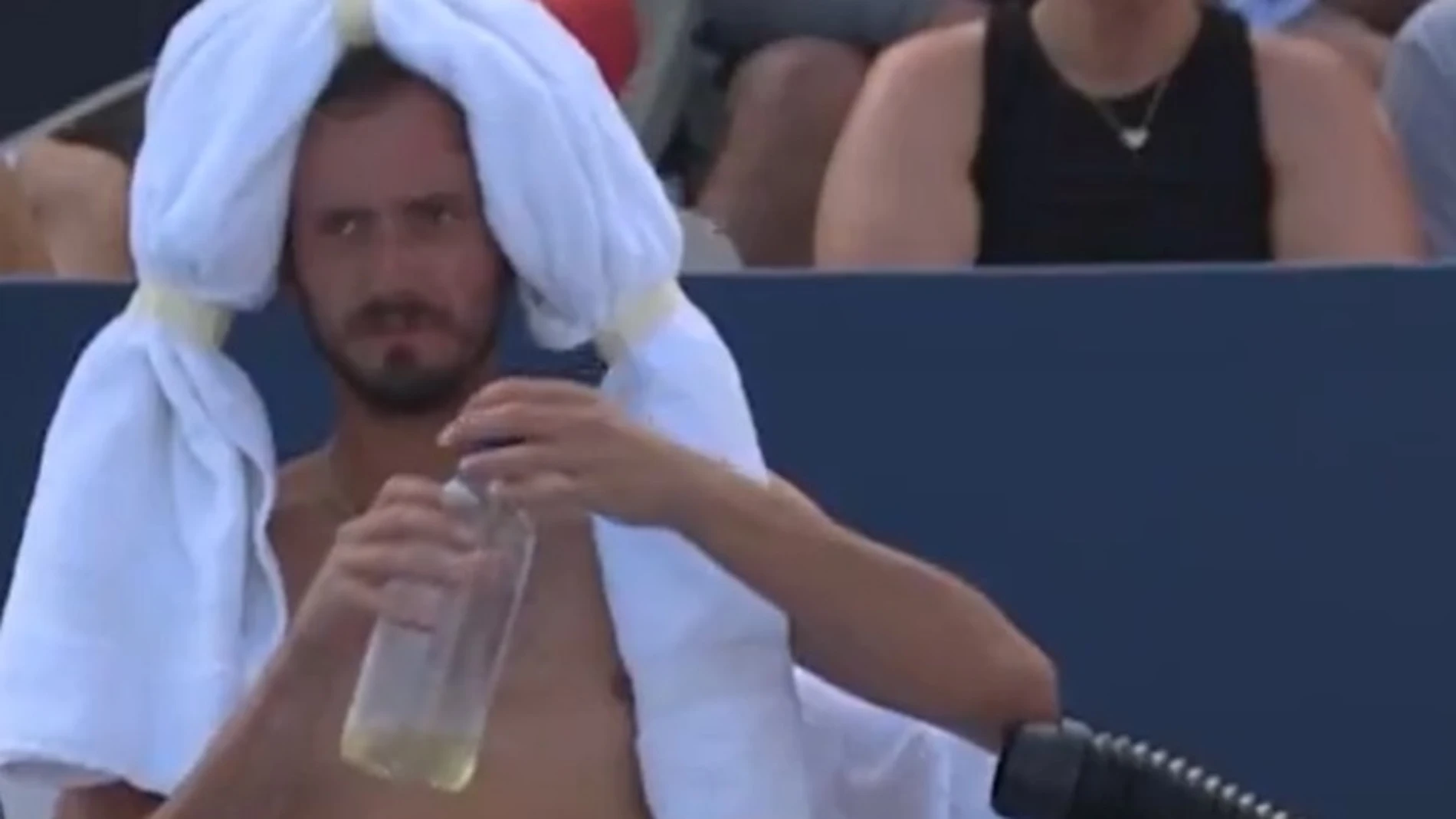 Medvedev, con una toalla con hielo en la cabeza y el cañón de aire para combatir el calor de Cincinnati