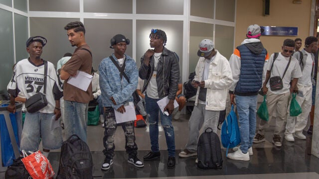 Trasladan a 47 migrantes del CETI de Ceuta a la península