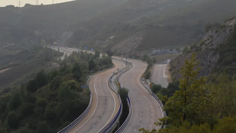 Reabre la A-52 tras embolsar miles de vehículos por los incendios entre Zamora y Ourense