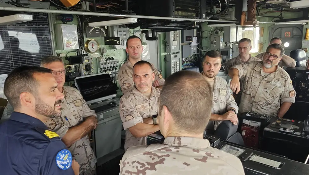 Comandante de la fragata "Navarra" junto al jefe y miembros de la fuerza del DAT "ORIÓN"