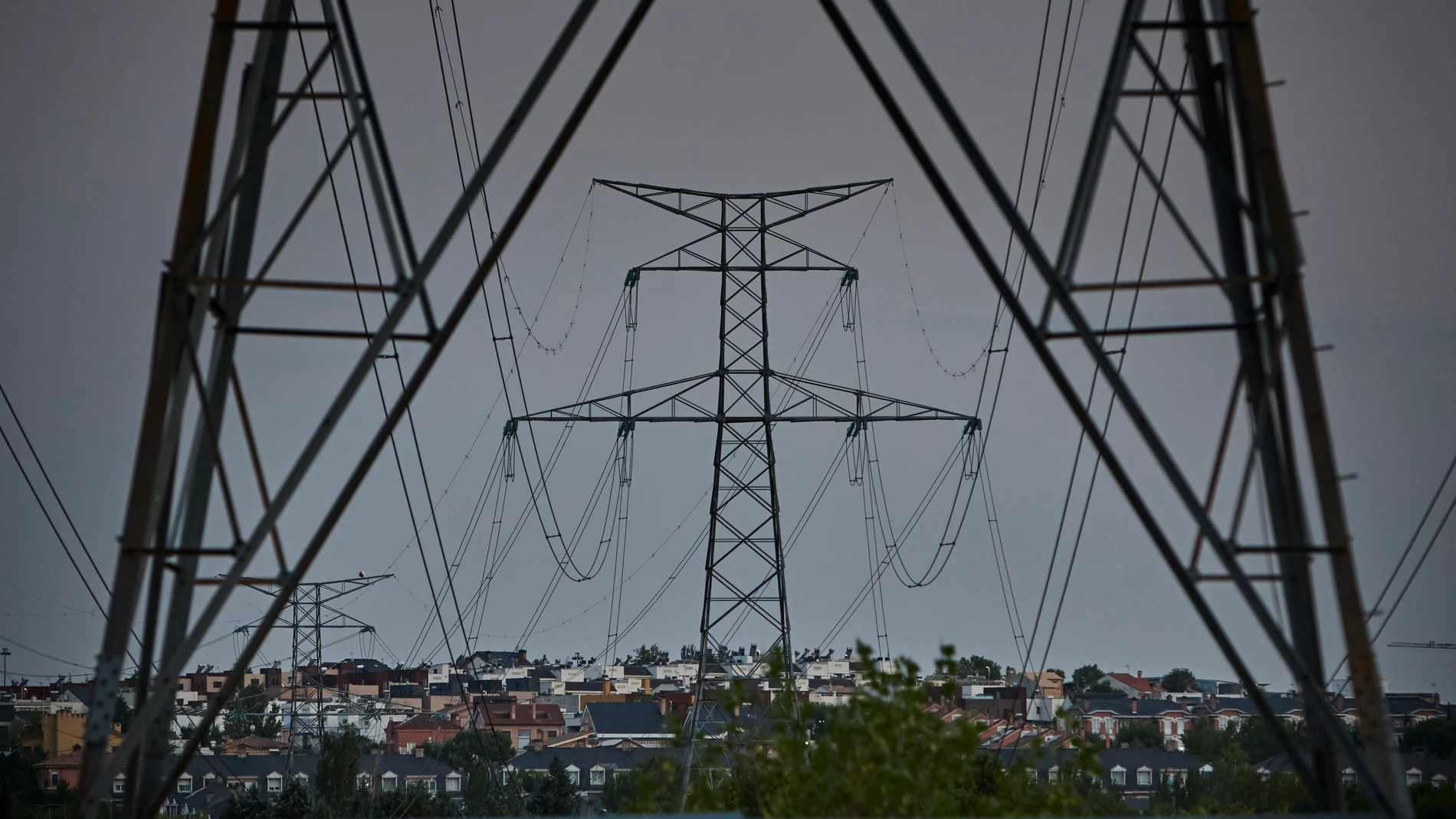 Torres de Alta Tensión en Arroyomolinos. Recursos de energía, electricidad, luz, Tendidos eléctricos. © Alberto R. Roldán / Diario La Razón. 13 08 2025