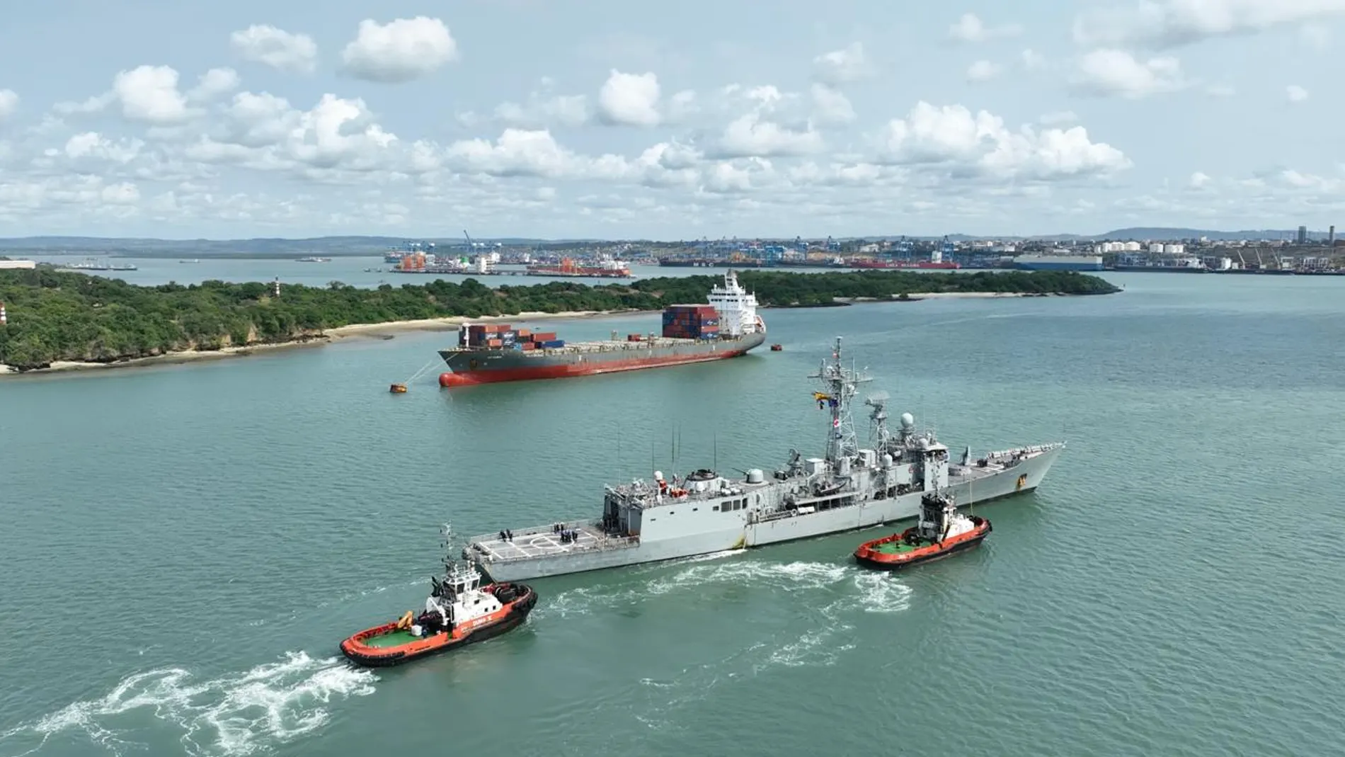 Fragata "Navarra" en su llegada al puerto de Mombasa, Kenia