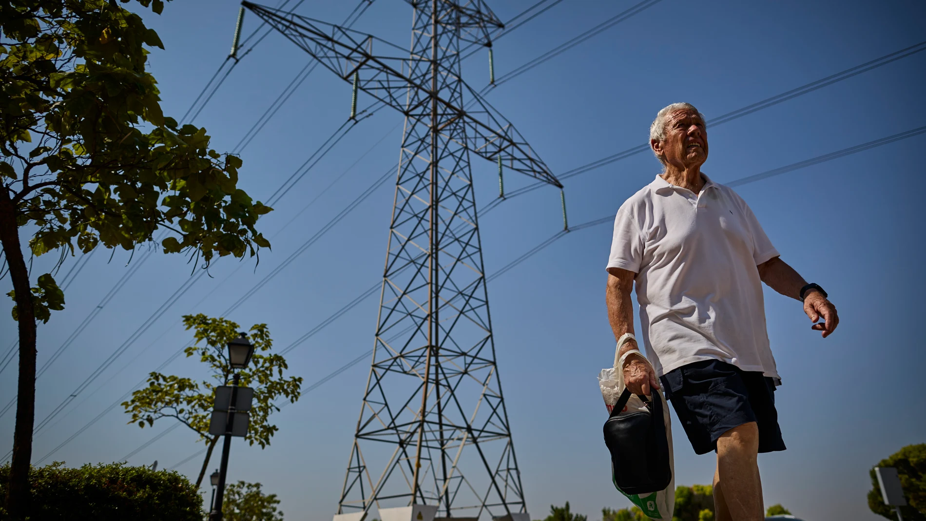 Torres de Alta Tensión en Arroyomolinos. Recursos de energía, electricidad, luz, Tendidos eléctricos. © Alberto R. Roldán / Diario La Razón. 13 08 2025