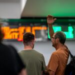 Economía.- Renfe mantiene interrumpida la circulación de trenes entre Galicia y Madrid por los incendios