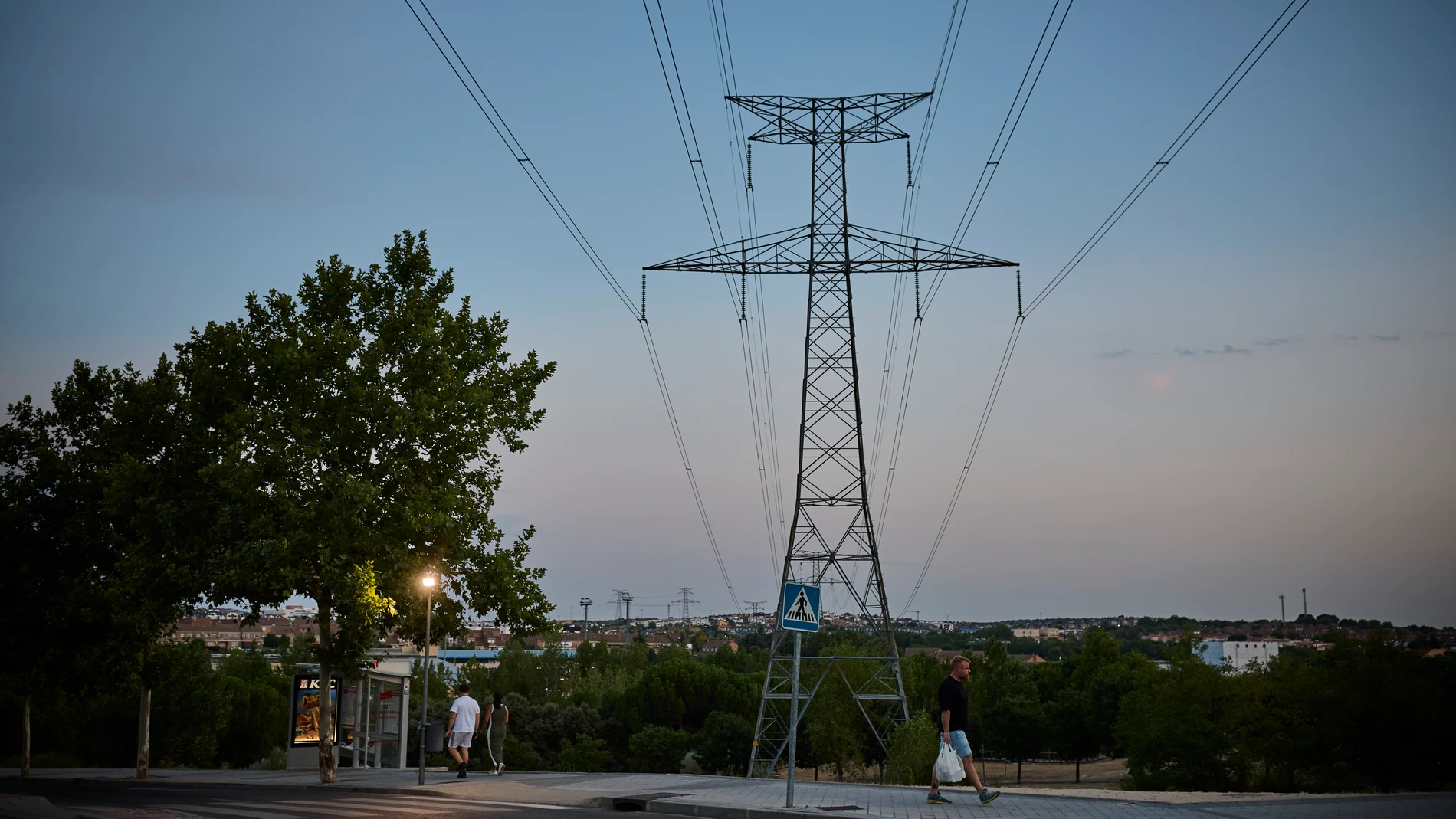 Torres de Alta Tensión en Arroyomolinos. Recursos de energía, electricidad, luz, Tendidos eléctricos. © Alberto R. Roldán / Diario La Razón. 13 08 2025