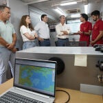 El presidente de la Junta de Castilla y León, Alfonso Fernández Mañueco, junto al presidente de PP nacional, Alberto Nuñez Feijóo, durante su visita al Puesto de Mando Avanzado ubicado en Palacios del Sil (León)