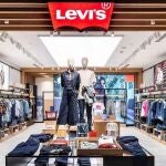 Por qué esta camisa Levi’s negra se ha convertido en el comodín definitivo para cualquier ocasión