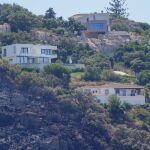 Juanma Moreno pide endurecer las penas a pirómanos tras los incendios en Tarifa