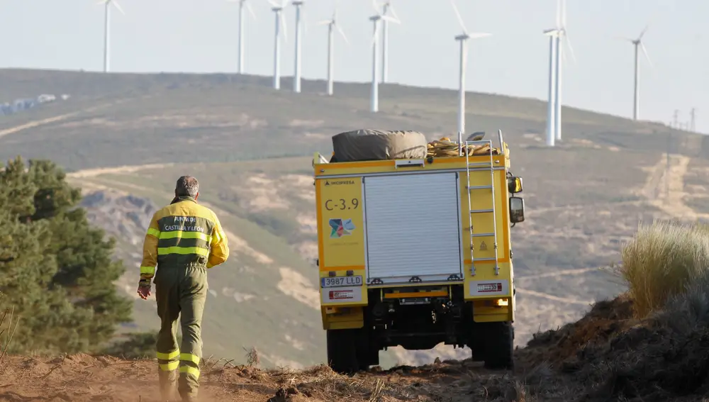 El fuego entre Zamora y Ourense sigue descontrolado y el trabajo se centra en salvar casas