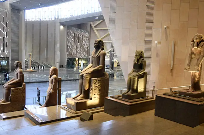 El Gran Museo Egipcio de mil millones de dólares abrirá sus puertas en El Cairo tras dos décadas de construcción El Gran Museo Egipcio de mil millones de dólares abrirá sus puertas en El Cairo tras dos décadas de construcción