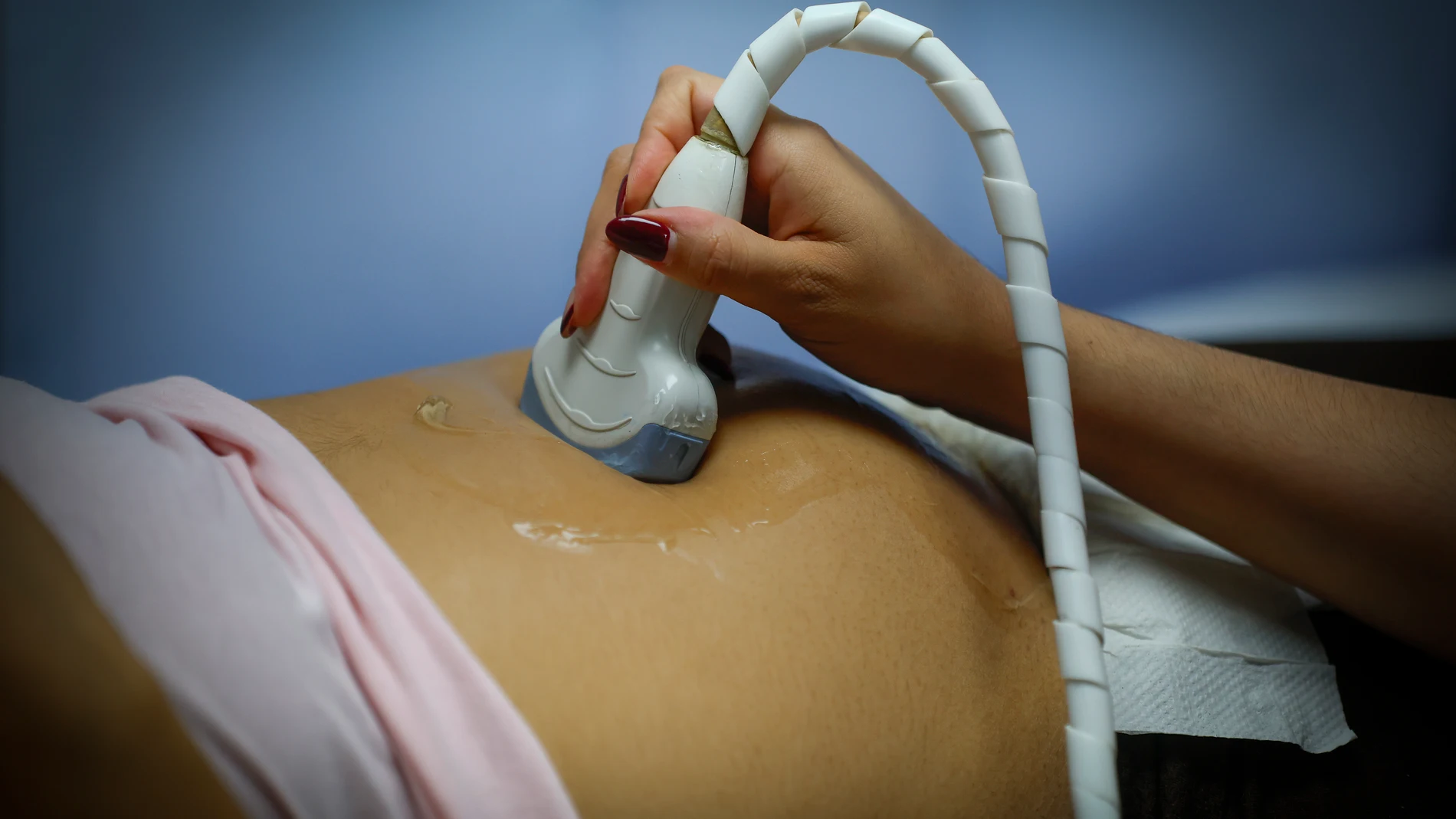 MEX036. GUADALAJARA (MÉXICO), 14/08/2025.- Una mujer embarazada se realiza un ultrasonido este jueves, en el Hospital Civil Fray Antonio Alcalde en Guadalajara (México). La falta de educación sexual integral desde la niñez y la tolerancia hacia las relaciones con edades desiguales son factores para un aumento del embarazo adolescente en México, la mayoría de ellos por violencia sexual, coinciden expertas. EFE/ Francisco Guasco
