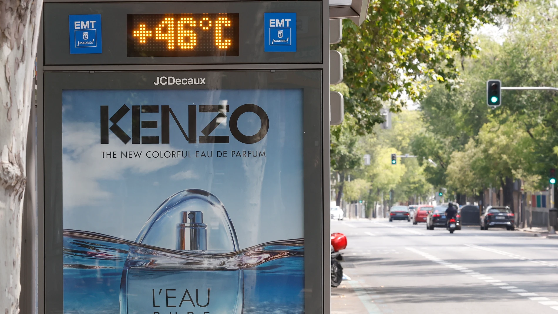 MADRID, 17/08/2025.- Vista de un termómetro que marca 46 grados este domingo, en Madrid. La ola de calor, con temperaturas máximas este domingo de hasta 45 grados, supone el aviso rojo (riesgo extremo) en zonas de Andalucía, Aragón, Cataluña, Extremadura, Región de Murcia, Navarra, La Rioja y Comunidad Valenciana, y de nivel naranja (riesgo importante) en otras seis. EFE/ Gandul