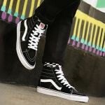 Vans nunca pasa de moda, y esta versión se ha convertido en la favorita de los que apuestan por un estilo desenfadado
