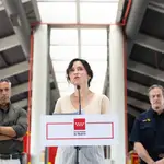 Isabel Díaz Ayuso, visita el parque de bomberos de Las Rozas para agradecer el trabajo de estos en los incendi