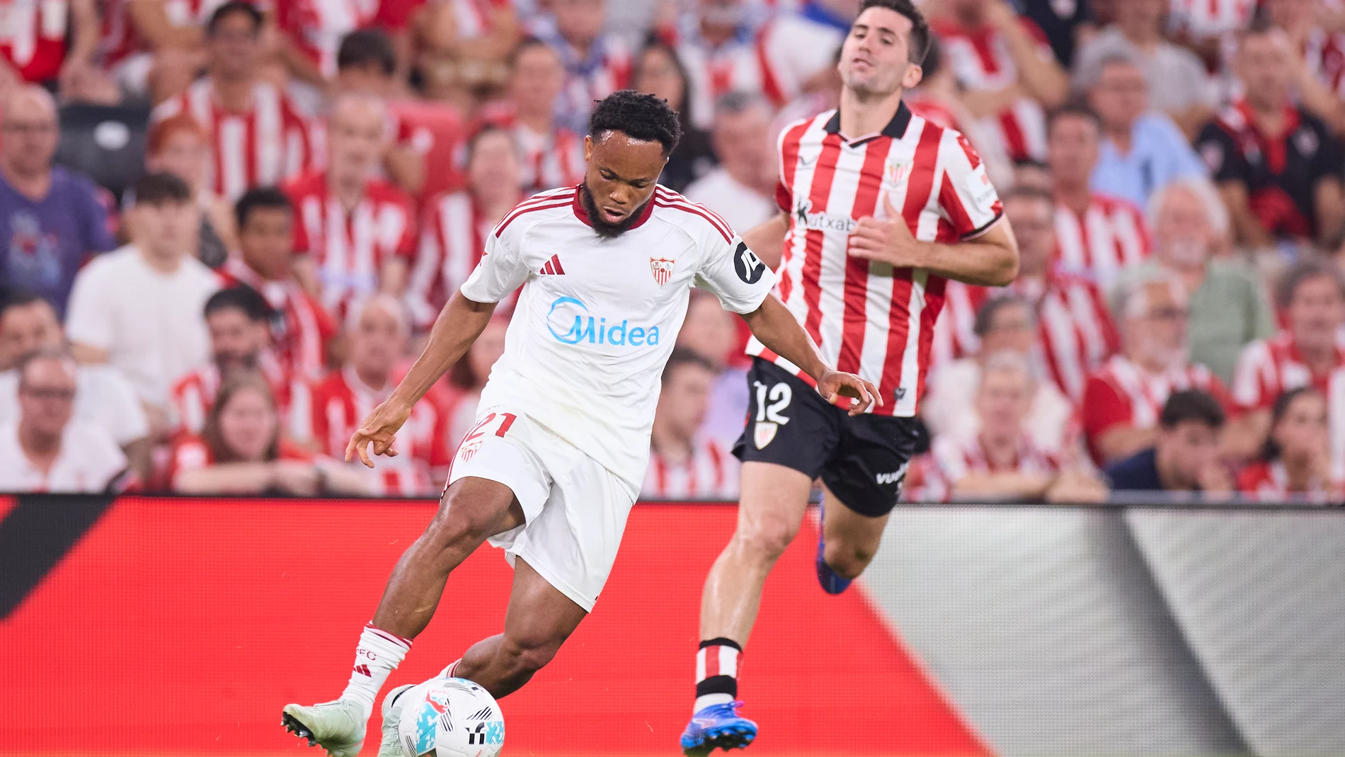 Stanis Idumbo Muzambo of Sevilla FC competes for the ball with Jesus Areso of Athletic Club during the LaLiga EA Sports match between Athletic Club and Sevilla FC at San Mames on August 17, 2025, in Bilbao, Spain. AFP7 17/08/2025 ONLY FOR USE IN SPAIN
