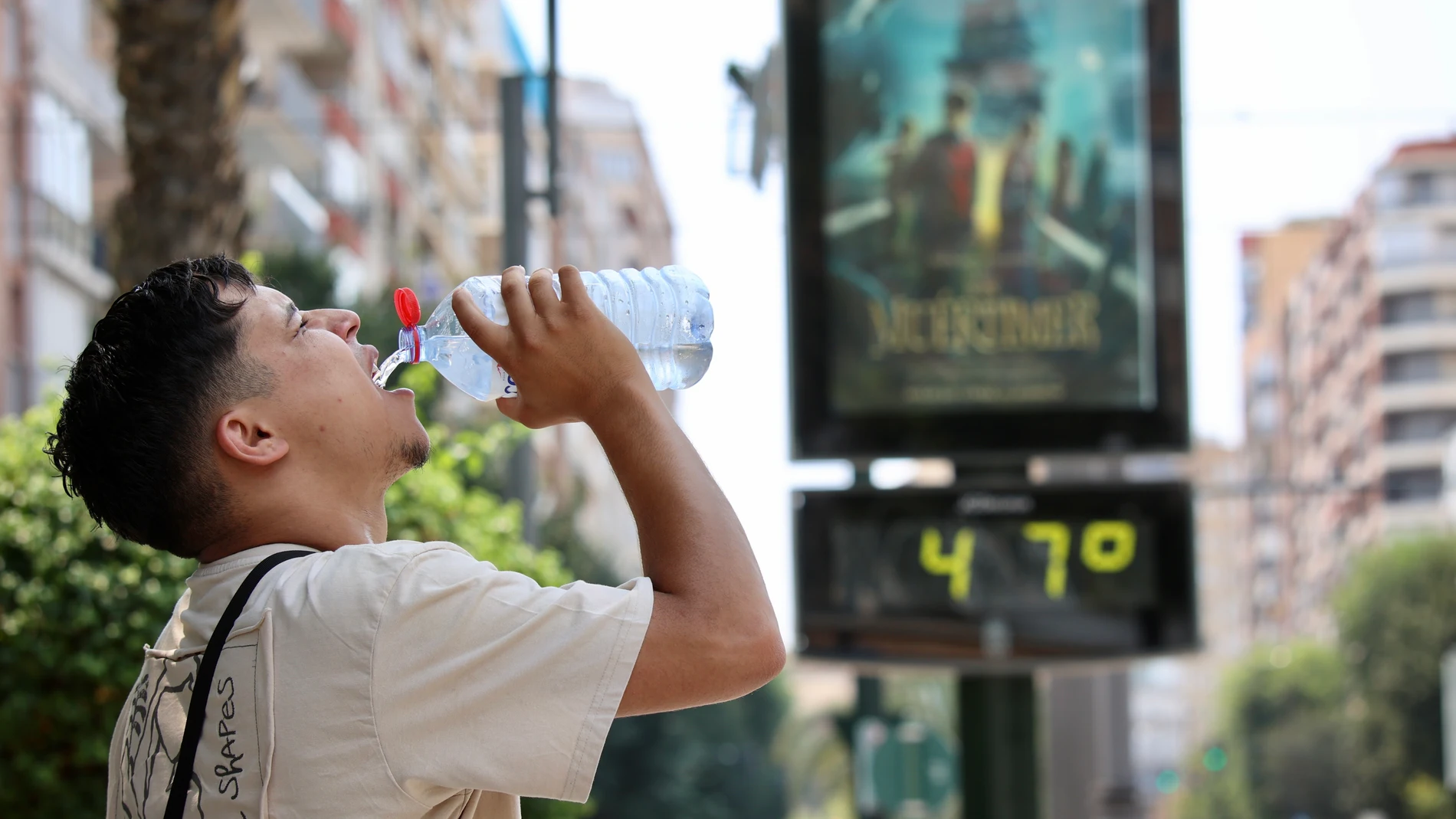MURCIA, 17/08/2025.- Un termómetro callejero marca 47 grados este domingo en Murcia capital. El Ayuntamiento ha activado un dispositivo especial de atención a las personas sin hogar ante la alerta roja por calor en Murcia desde media mañana y hasta las nueve de la noche. El objetivo de este dispositivo municipal es garantizar el bienestar y la protección de las personas más vulnerables frente al calor extremo, por lo que se les informará a pie de calle de los recursos existentes, se supervisa...