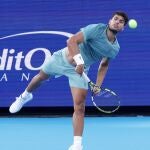 Carlos Alcaraz of Spain in action against Alexander Zverev of Germany during the semi-final round of the Cincinnati Open tennis tournament in Mason, Ohio, USA, 16 August 2025. (Tenis, Alemania, España) 