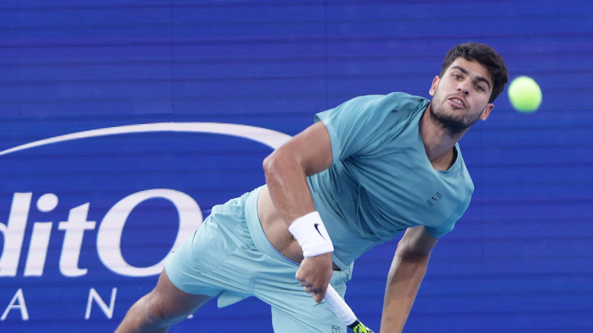 Carlos Alcaraz of Spain in action against Alexander Zverev of Germany during the semi-final round of the Cincinnati Open tennis tournament in Mason, Ohio, USA, 16 August 2025. (Tenis, Alemania, España)