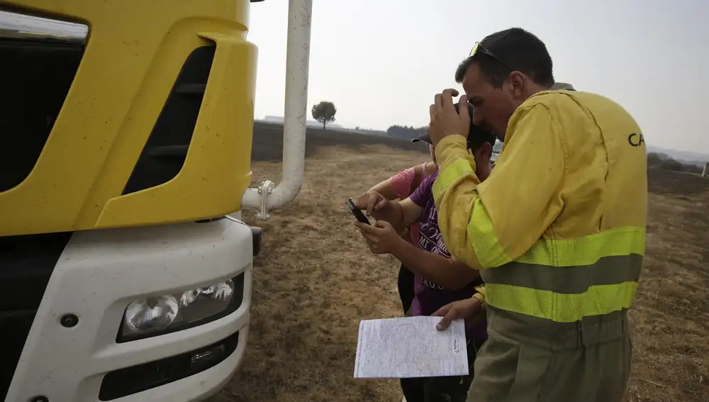 Sucesos.- Desalojados 60 vecinos de tres localidades de Palencia por los incendios de Barniedo y Canalejas (León)