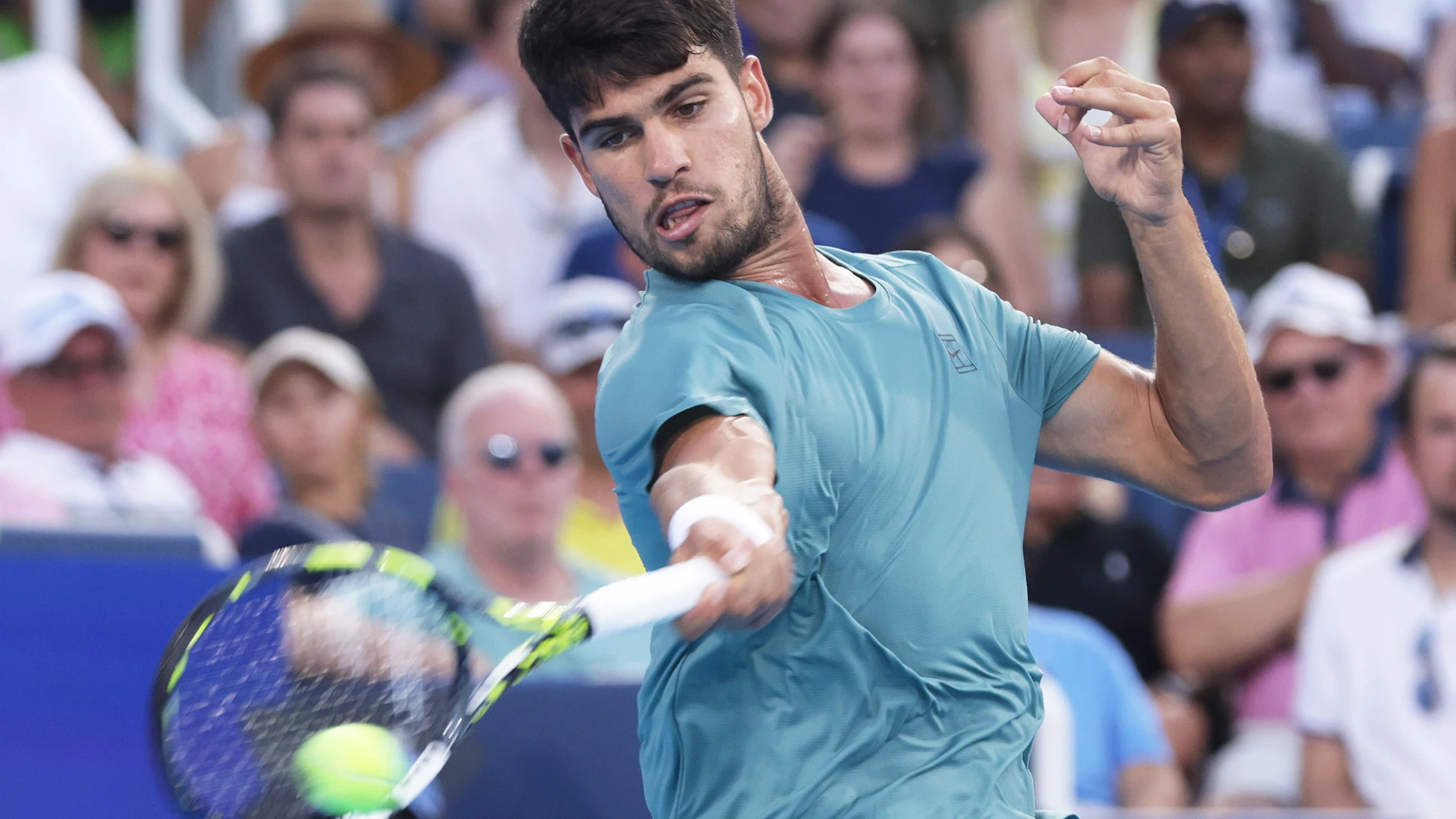MASON (United States), 16/08/2025.- Carlos Alcaraz of Spain in action against Alexander Zverev of Germany during the semi-final round of the Cincinnati Open tennis tournament in Mason, Ohio, USA, 16 August 2025. (Tenis, Alemania, España) EFE/EPA/MARK LYONS