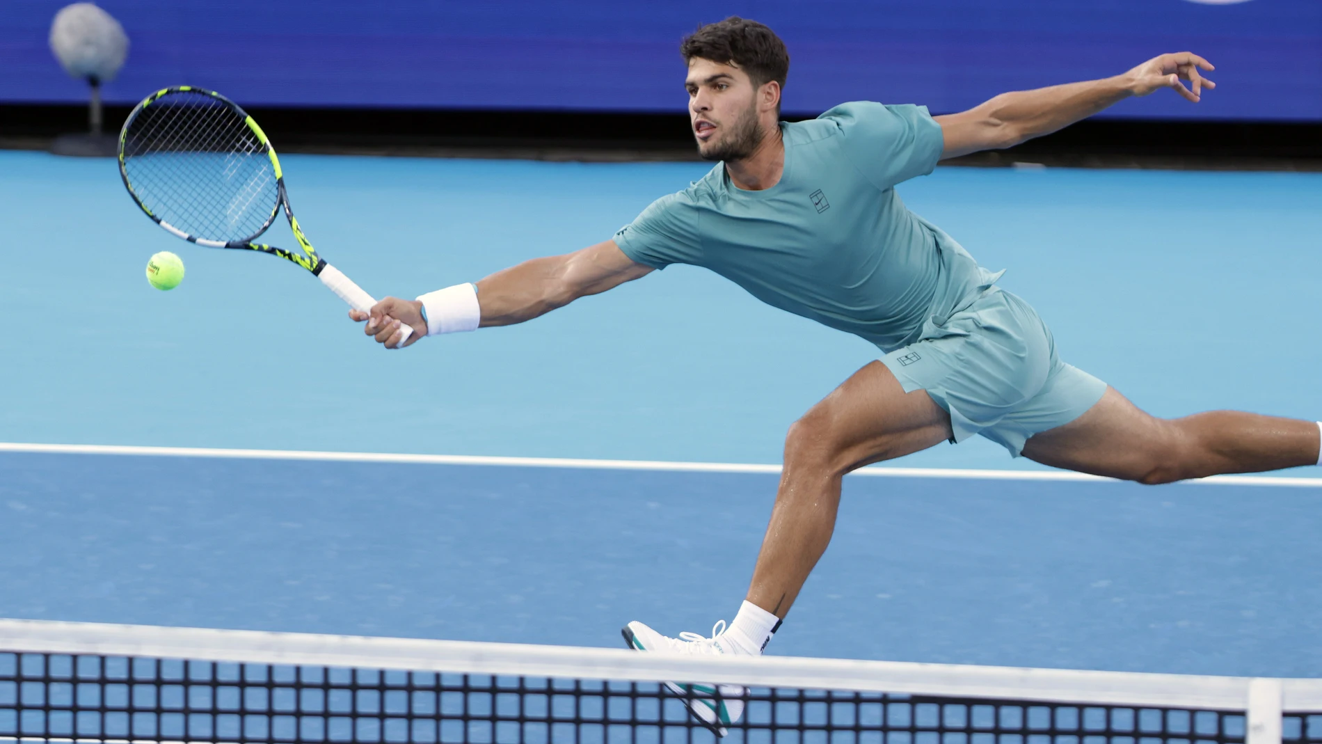 Alcaraz conecta una de sus voleas ante Zverev