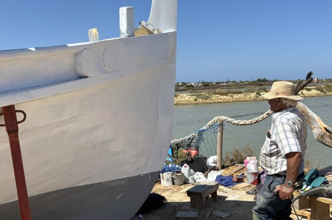 Ramón Abad trabajando en el barco