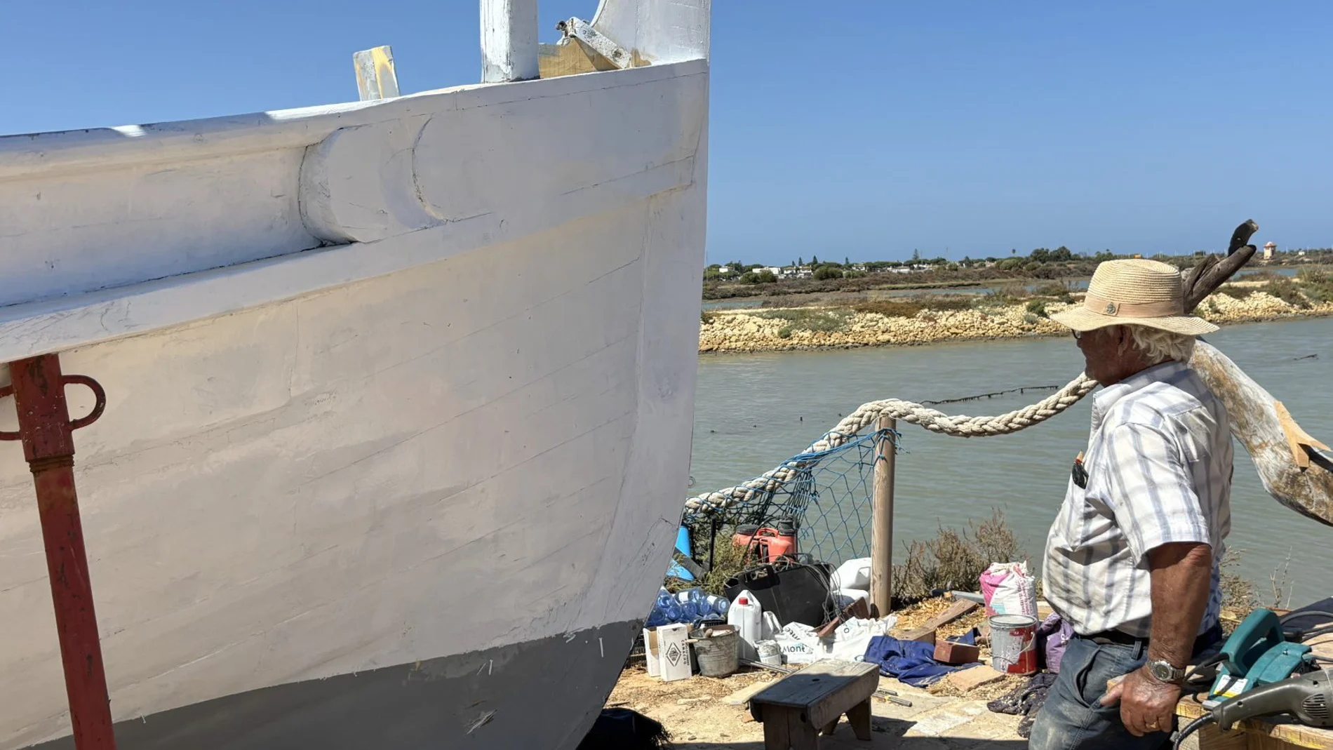 Ramón Abad trabajando en el barco