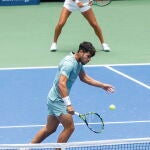 Alcaraz volea en la Arthur Ashe durante su partido en el dobles mixto