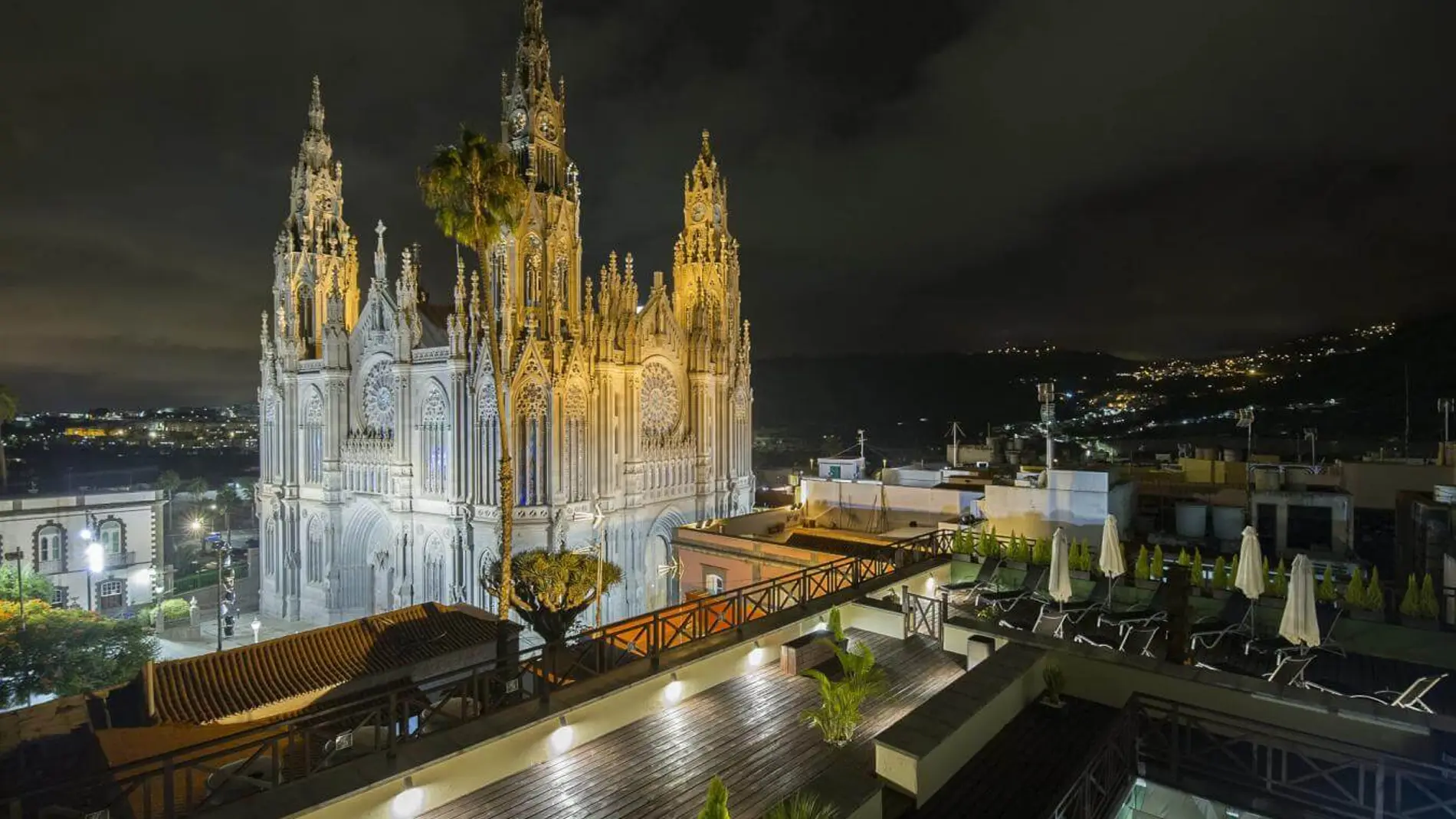 Piedra volcánica y vidrieras: el templo más fotogénico de España
