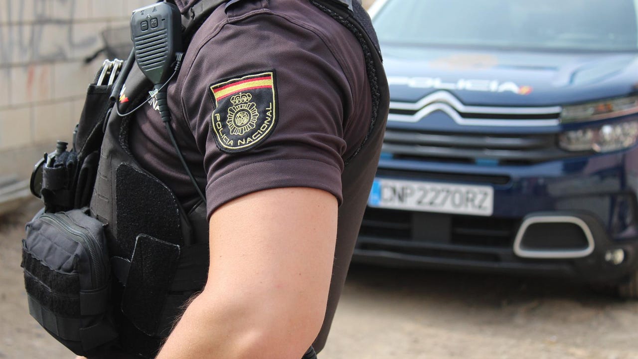 La policía reduce con un táser a un hombre que acosaba a una mujer en pleno centro de Valencia