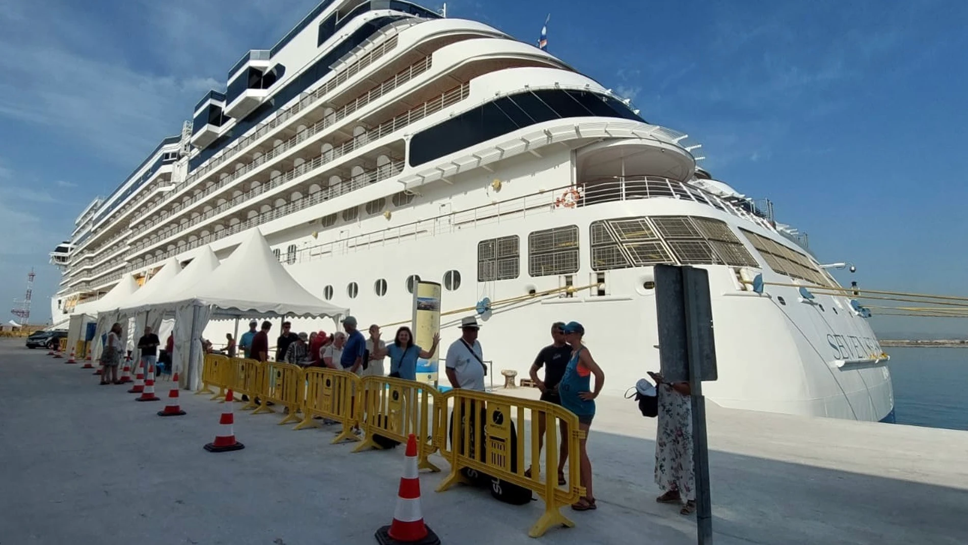 Crucero en el Puerto de Castelló REMITIDA / HANDOUT por PORTCASTELLÓ Fotografía remitida a medios de comunicación exclusivamente para ilustrar la noticia a la que hace referencia la imagen, y citando la procedencia de la imagen en la firma 19/08/2025