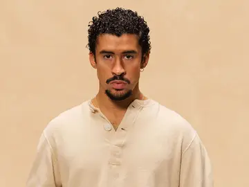 Bad Bunny y Danny Ocean lideran las nominaciones de Premios Juventud que serán en Panamá AME1361. MIAMI (ESTADOS UNIDOS), 19/08/2025.- Fotografía sin fecha cedida por TelevisaUnivision del cantante de Puerto Rico Bad Bunny posando en Miami (Estados Unidos). Bad Bunny y Danny Ocean encabezan con seis nominaciones cada uno la lista de los postulados a Premios Juventud, que se celebrarán por primera vez en Panamá, el próximo 25 de septiembre, informó este martes la cadena TelevisaUnivision. Los organizadores detallaron que Anitta, Beéle, Carín León, Emilia, Myke Towers, Netón Vega y...