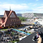 Los vecinos observan cómo es trasladada la iglesia de madera de Kiruna (Suecia)