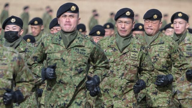 Soldados japoneses tras participar en un ejercicio militar en Funabashi