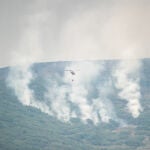 Un helicóptero colabora con la extinción del fuego en Sanabria, Zamora