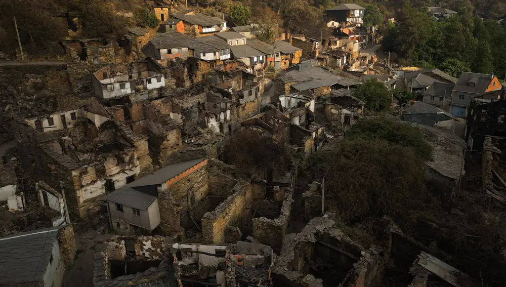 El incendio de Larouco (Ourense) amenaza áreas protegidas en la sierra de O Courel (Lugo)