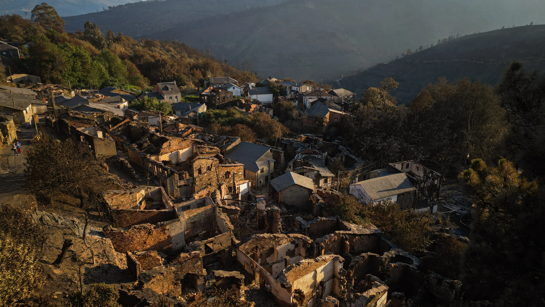 Vista aérea tras el incendio, a 20 de agosto de 2025, en San Vicente de Arriba, Ourense, Galicia (España). Aunque la previsión general de los incendios que arrasan Galicia hoy, 20 de agosto, es positiva, al no haber aumentado en hectáreas desde ayer, sigue preocupando el fuego que se originó el pasado miércoles, 13 de agosto, en Larouco, en la parroquia de Seadur (Ourense). Según las últimas estimaciones, el incendio ya afecta a unas 20.000 hectáreas, convirtiéndose en el más grande de la his...