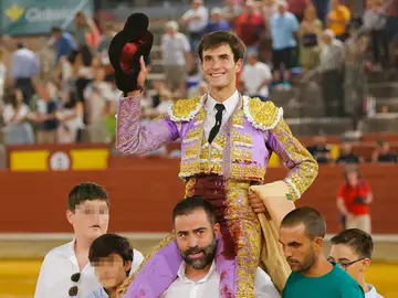 Samuel Navalón salva la última de feria en Ciudad Real CIUDAD REAL, 21/08/2025.- El diestro Samuel Navalón tras su faena de este jueves en Ciudad Real. El deslucido juego de los toros de Martín Lorca, aunque bien presentados, lastró el desarrollo artístico de una tarde en la que Carlos Aranda se justificó con pulcritud, Alejandro Peñaranda no tuvo opciones, y Samuel Navalón salió a triunfar por lo civil o por lo criminal, logrando su objetivo. EFE/ Julio César Sánchez