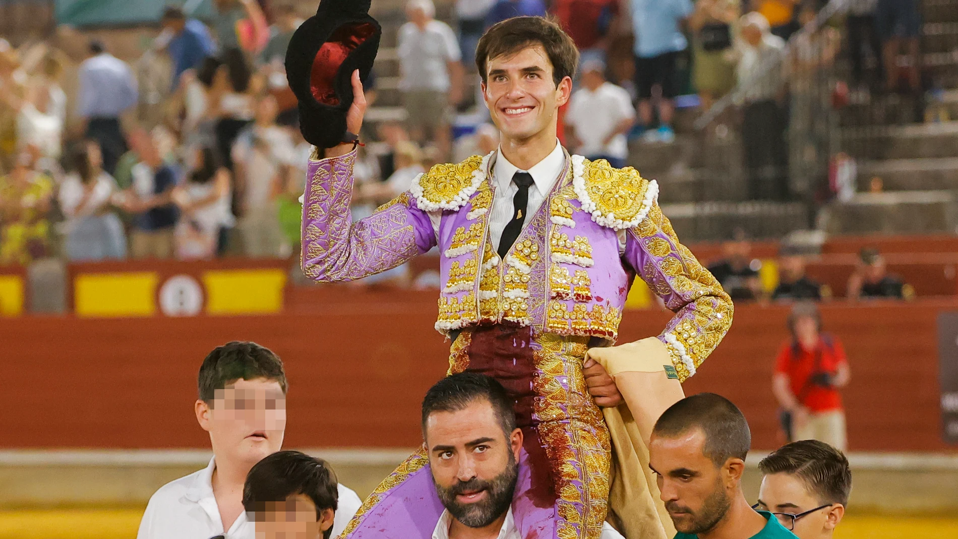 CIUDAD REAL, 21/08/2025.- El diestro Samuel Navalón tras su faena de este jueves en Ciudad Real. El deslucido juego de los toros de Martín Lorca, aunque bien presentados, lastró el desarrollo artístico de una tarde en la que Carlos Aranda se justificó con pulcritud, Alejandro Peñaranda no tuvo opciones, y Samuel Navalón salió a triunfar por lo civil o por lo criminal, logrando su objetivo. EFE/ Julio César Sánchez