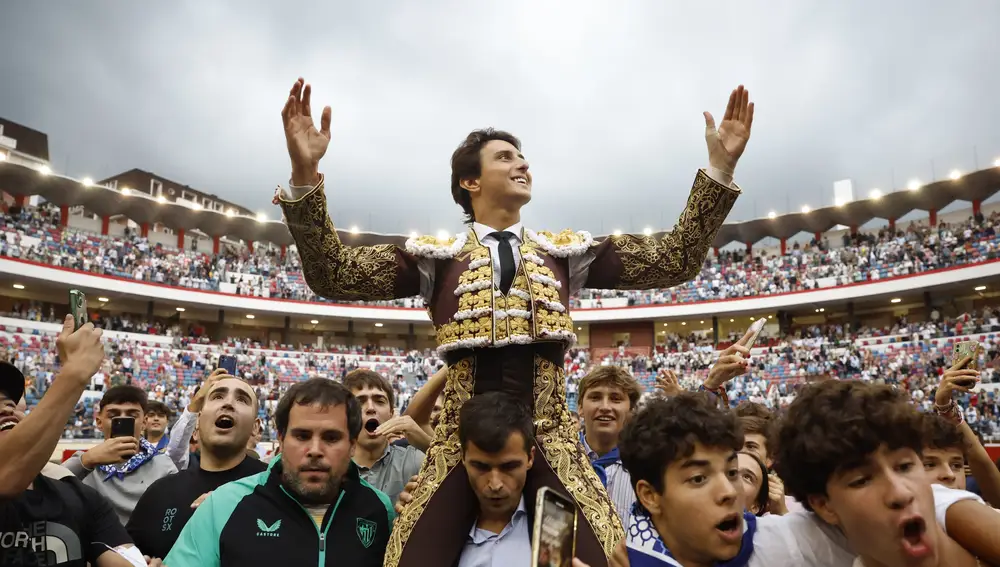 El torero Roca Rey sale a hombros de la Plaza de Toros de Vista Alegre en la cuarta de abono de las Corridas Generales de la Aste Nagusia 2025 de Bilbao, en la que ha compartido cartel con los diestros Juan Ortega y Pablo Aguado.