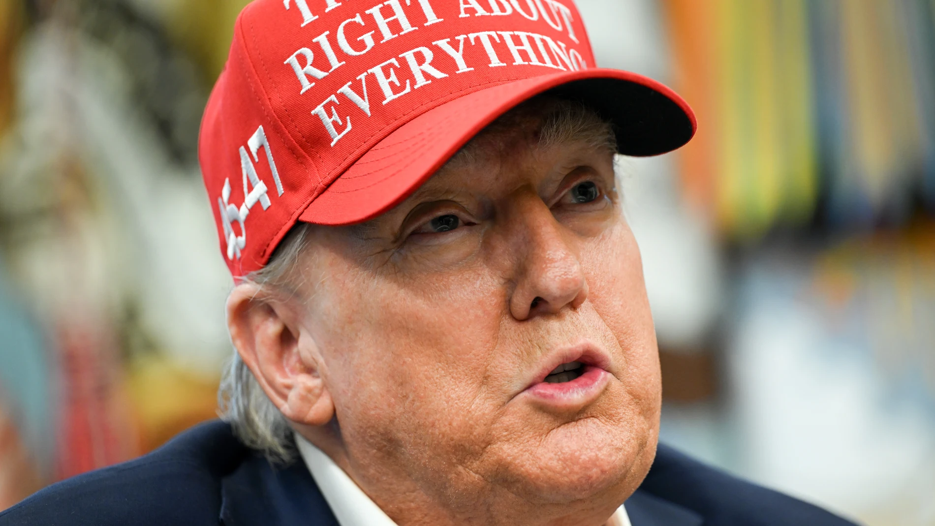 WASHINGTON (United States), 22/08/2025.- US President Donald Trump announces the 2026 FIFA World Cup draw will be held at the Kennedy Center in December 2025, in the Oval Office of the White House in Washington, DC, USA, 22 August 2025. The 2026 FIFA World Cup, coming to North America next summer will be the first World Cup with three host countries in the U.S., Canada and Mexico, and it will be the first to feature a 48-team field. EFE/EPA/ANNABELLE GORDON / POOL