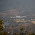 Vista aérea del lago y un pueblo de la comarca de Sanabria