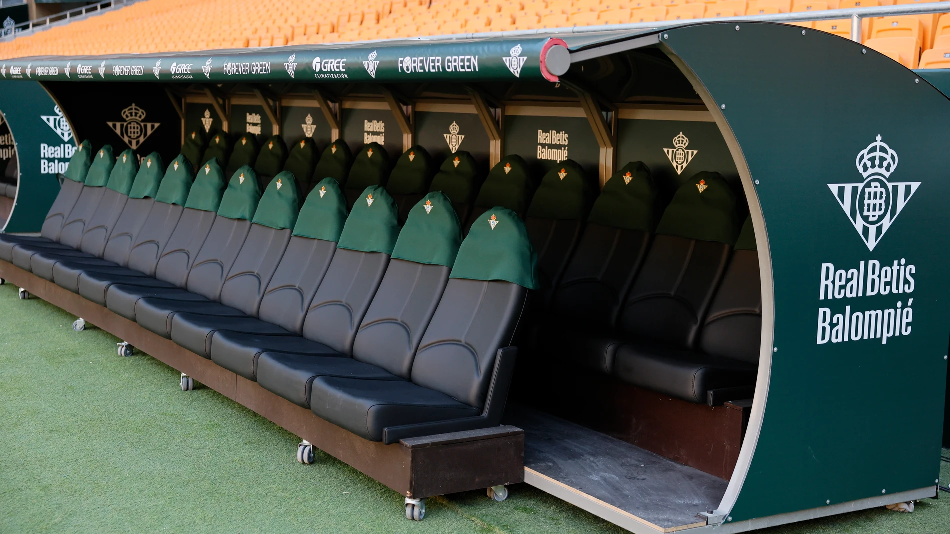 SEVILLA, 22/08/2025.- El estadio de la Cartuja, Sevilla, durante los últimos preparativos antes de recibir el partido de LaLiga EA Sports entre el Real Betis y el Alavés. El Betis permanecerá en este estadio al menos dos años, mientras se remodela su anterior estadio, el Benito Villamarín. EFE/ José Manuel Vidal