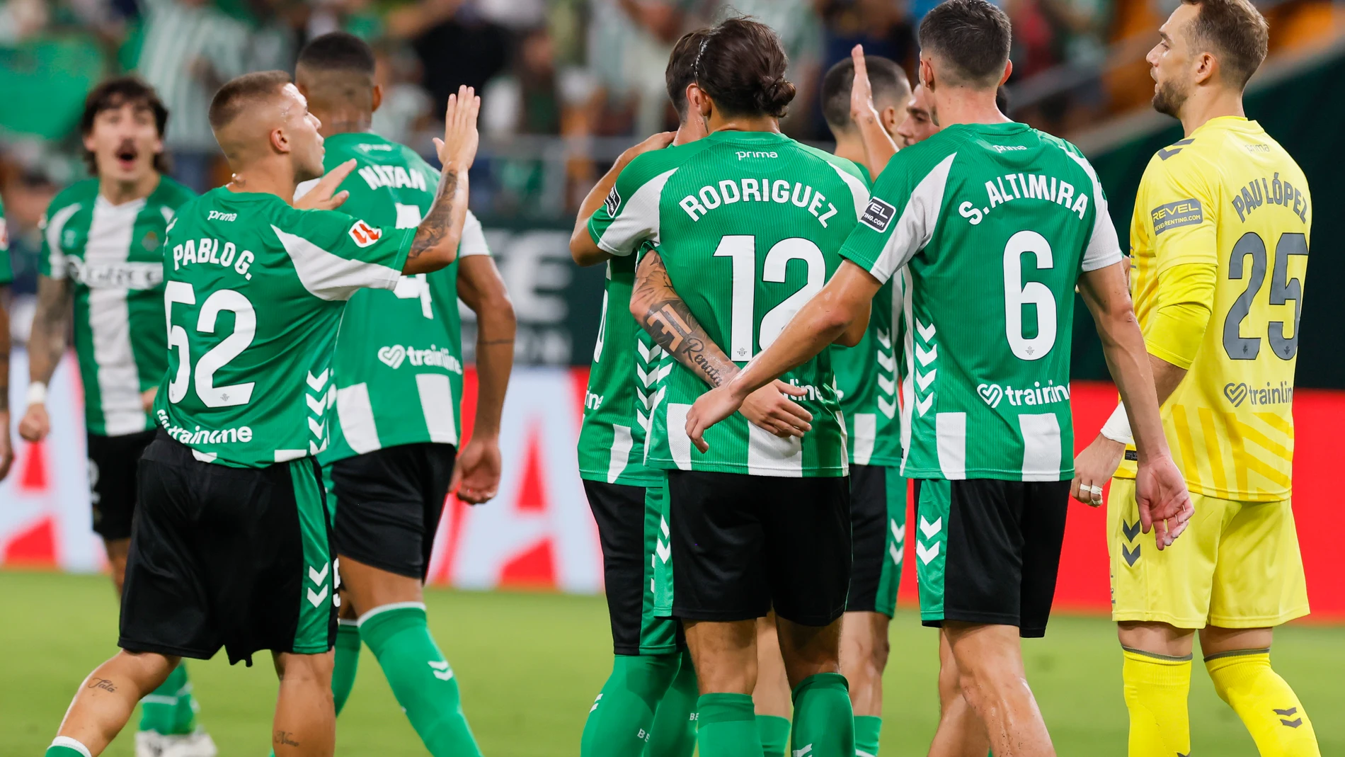 SEVILLA, 22/08/2025.- Los jugadores del Betis celebran la victoria al término del partido de LaLiga EA Sports entre el Real Betis y el Alavés, disputado este viernes en el estadio de la Cartuja. EFE/ José Manuel Vidal