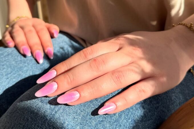 10 diseños de Aura nails: la manicura viral que convierte tus uñas en sueños de color