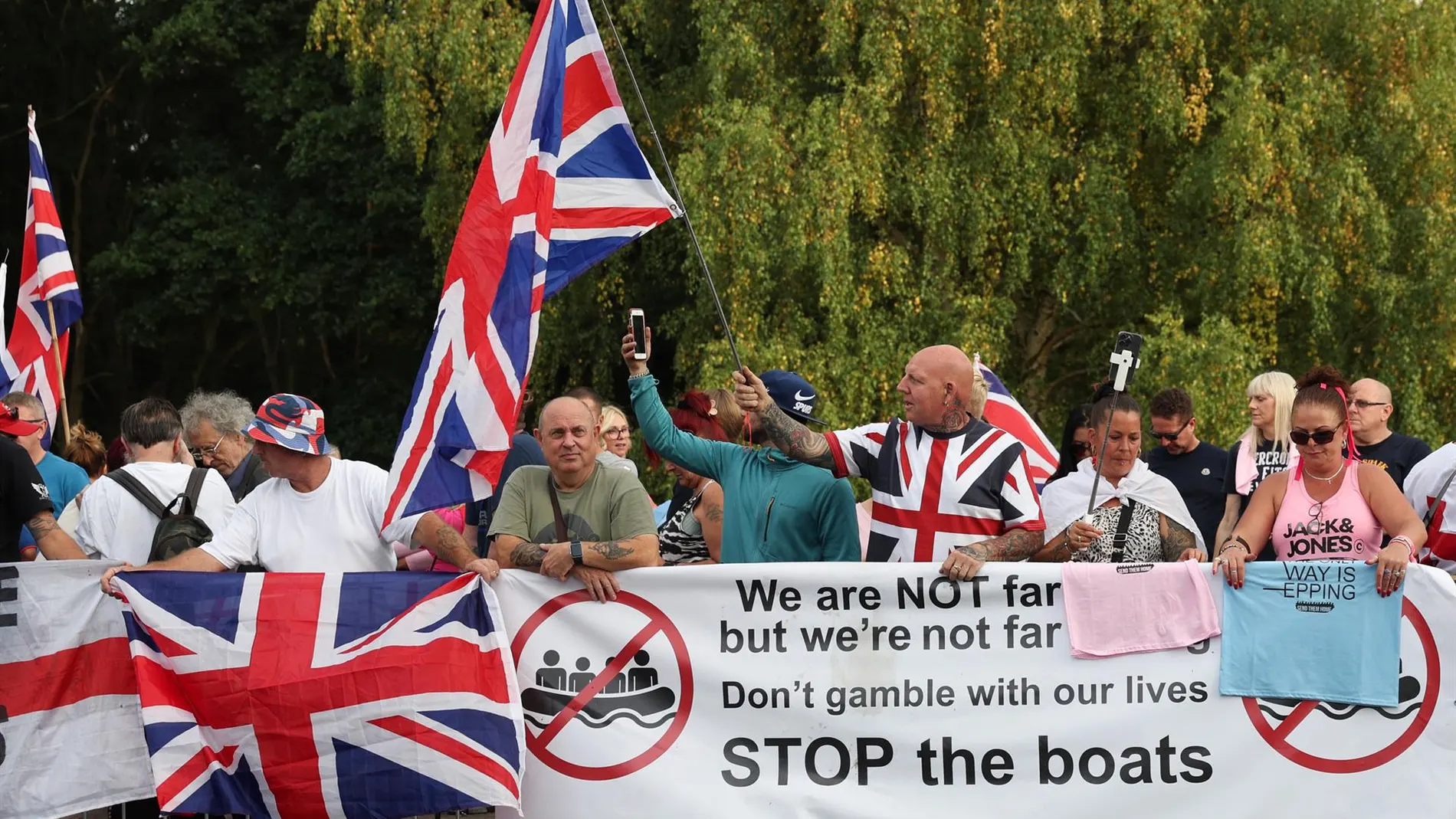 R.Unido.- Manifestantes y rivales protestan en los hoteles en los que se aloja a inmigrantes por todo Reino Unido